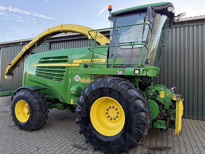 JOHN DEERE 7450 PROdrive hakselaar + KEMPER 360 maisbek 