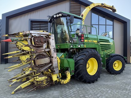 JOHN DEERE 7450 PROdrive hakselaar + KEMPER 360 maisbek 